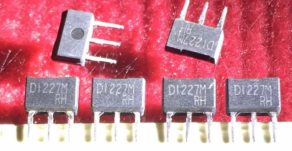 2SD1227M D1227M D1227 ROHM TO-92L 5PCS/LOT 2SD1227M D1227M D1227 ROHM TO-92L 5PCS/LOT