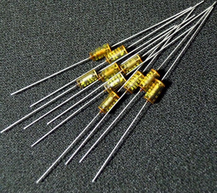 VISHAY RNR55C 221R 0.25W 3.7x8 Tin lead HIFI resistor