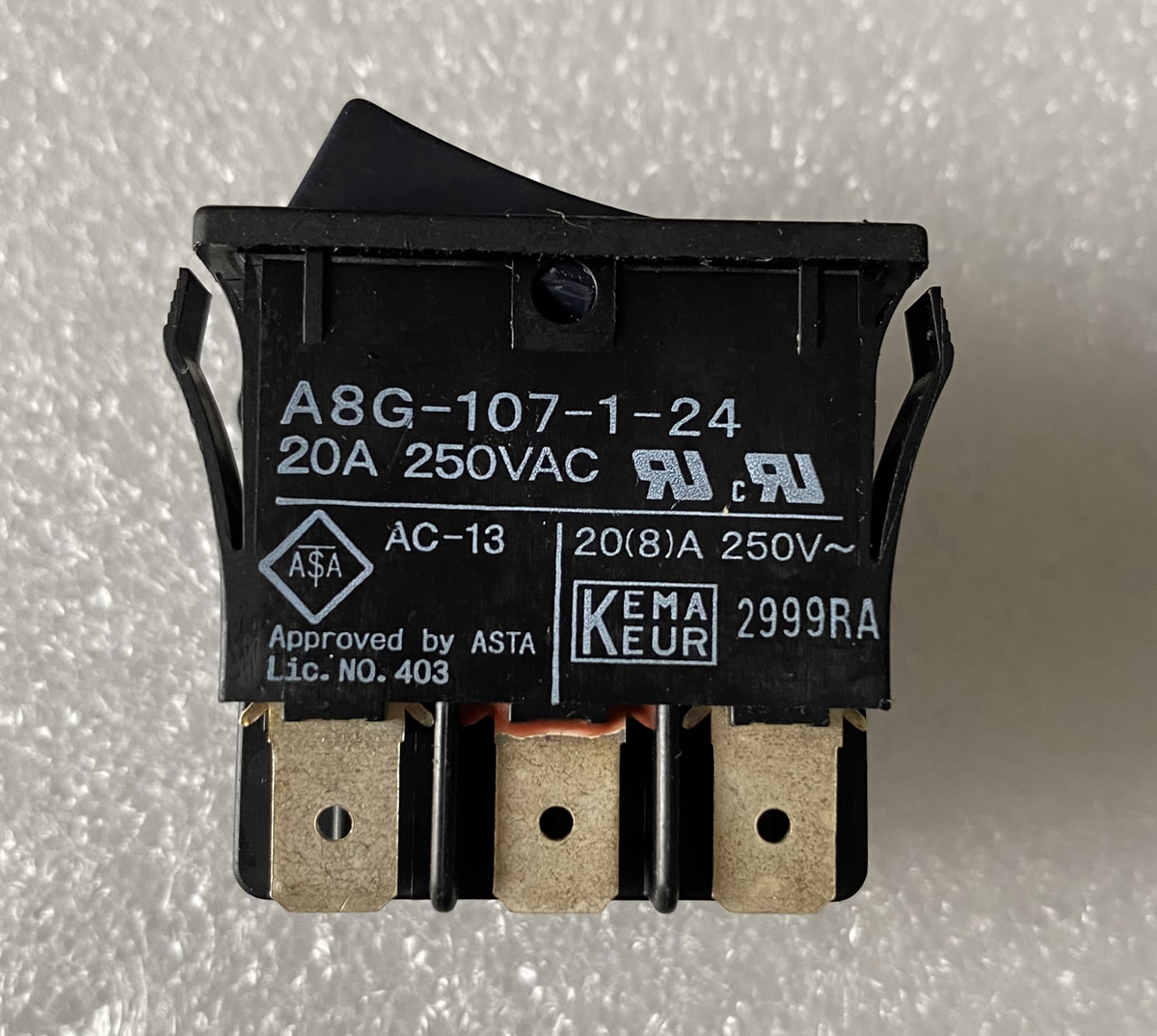 A8G-107-1-24 omron 6/8pin  20A250V switch