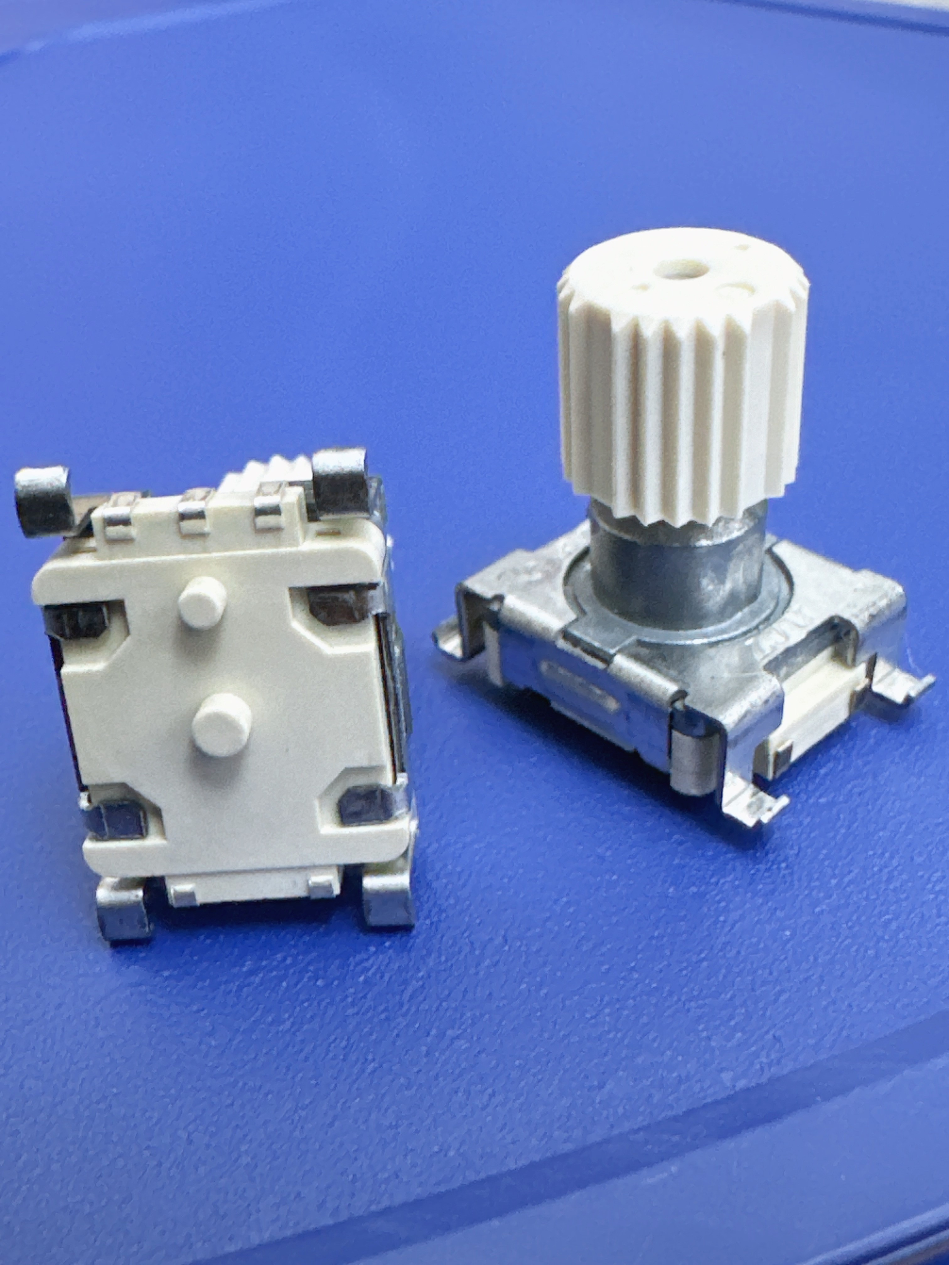 FlyAudio Car DVD Volume Adjustment Knob Switch Navigation Encoder 360 Degree Rotation 5 Pin SMD Potentiometer